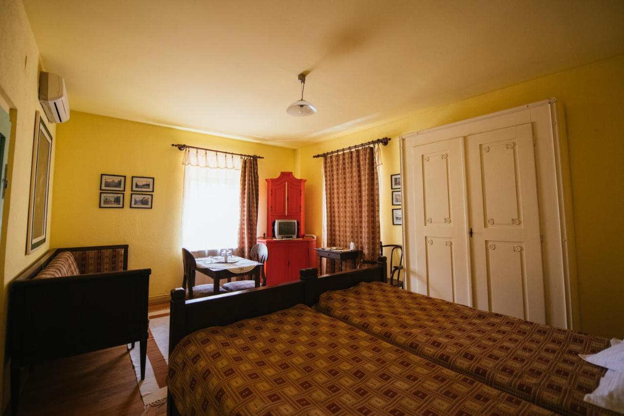 Voeroes Guest House Tirgu Secuiesc Exterior photo