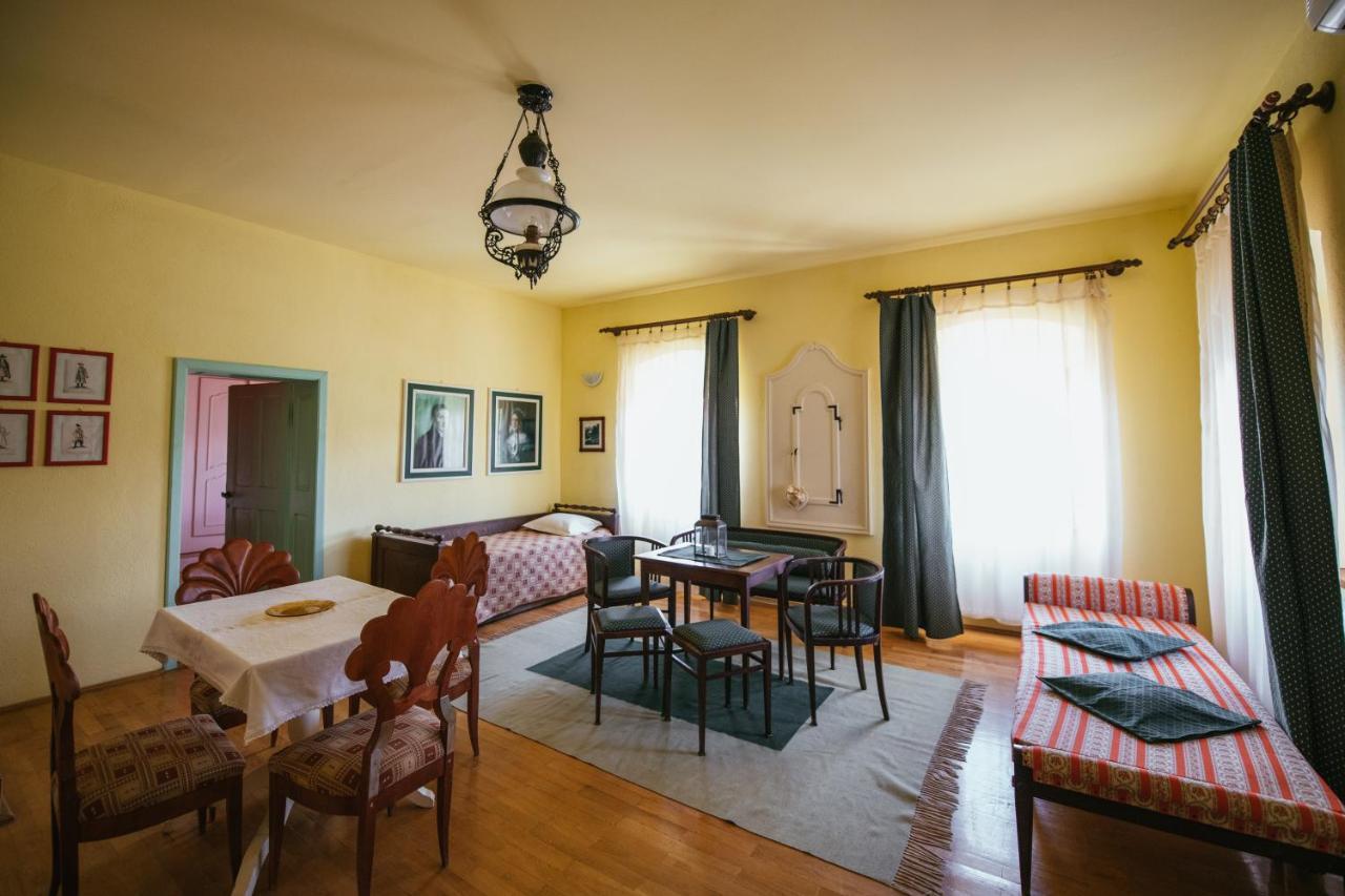 Voeroes Guest House Tirgu Secuiesc Exterior photo