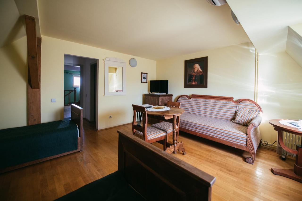 Voeroes Guest House Tirgu Secuiesc Exterior photo